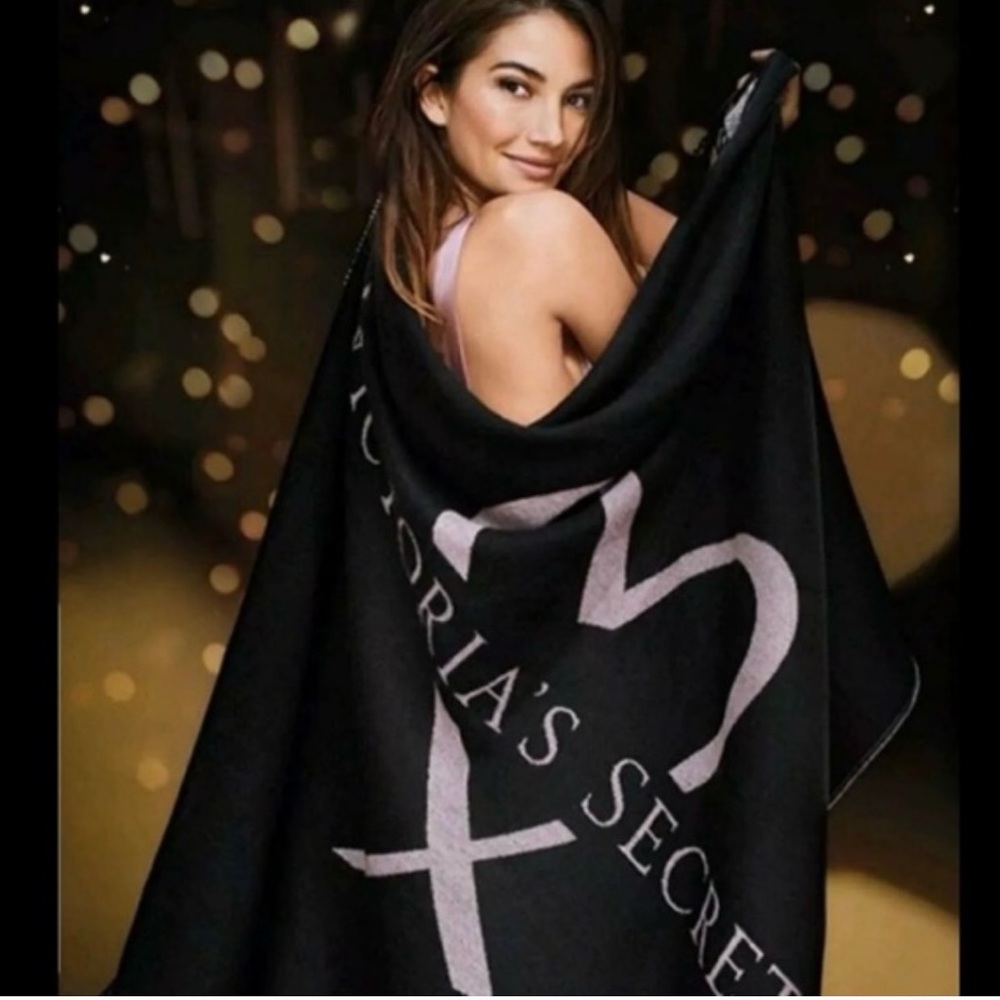 Victoria’s Secret Limited Edition 2017 Soft Heart throw